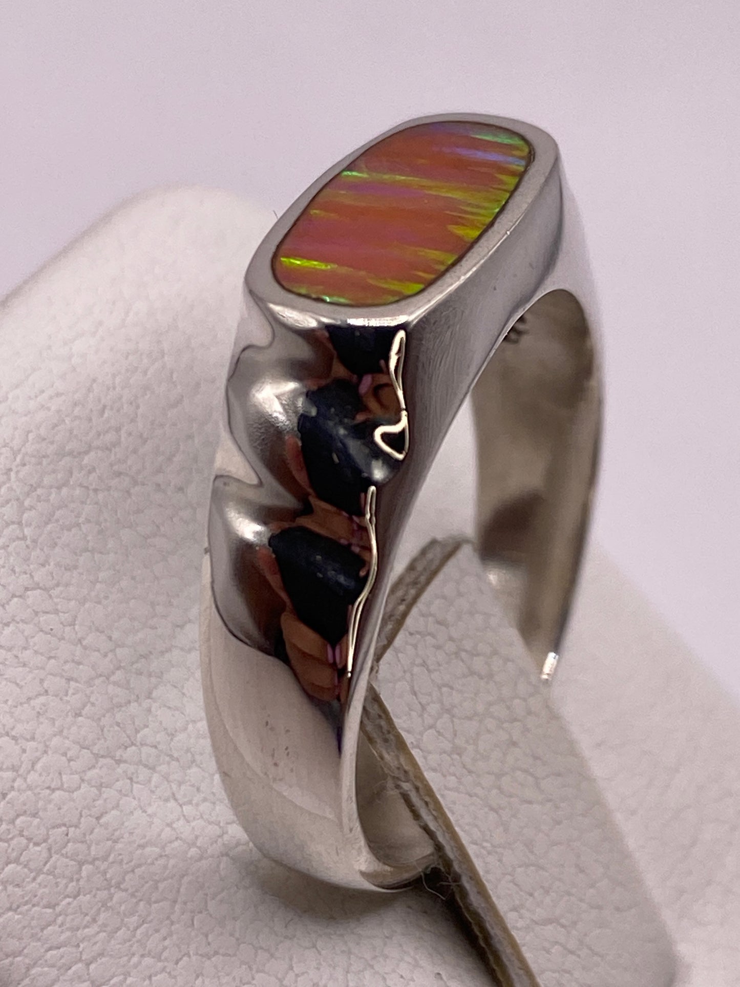 Anillo unisex de plata en la mano de una persona, banda de 8 mm visible