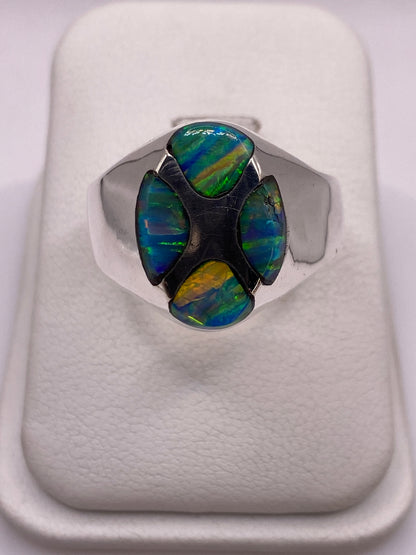 Anillo de plata con ópalo de fuego multicolor mostrando verde, azul y naranja
