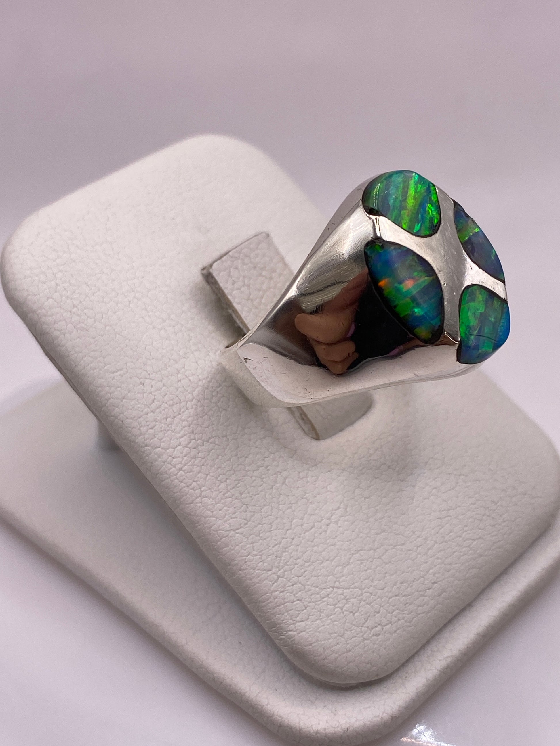 Vista frontal del anillo étnico de plata .925 con ópalo natural