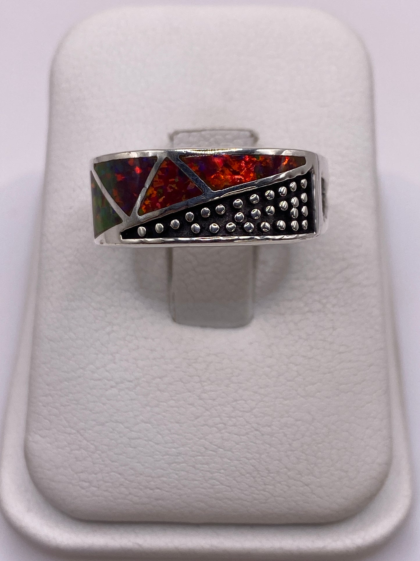 Anillo en plata .950 con ópalo de fuego multicolor en dos triángulos geométricos sobre banda punteada
