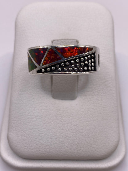 Anillo en plata .950 con ópalo de fuego multicolor en dos triángulos geométricos sobre banda punteada