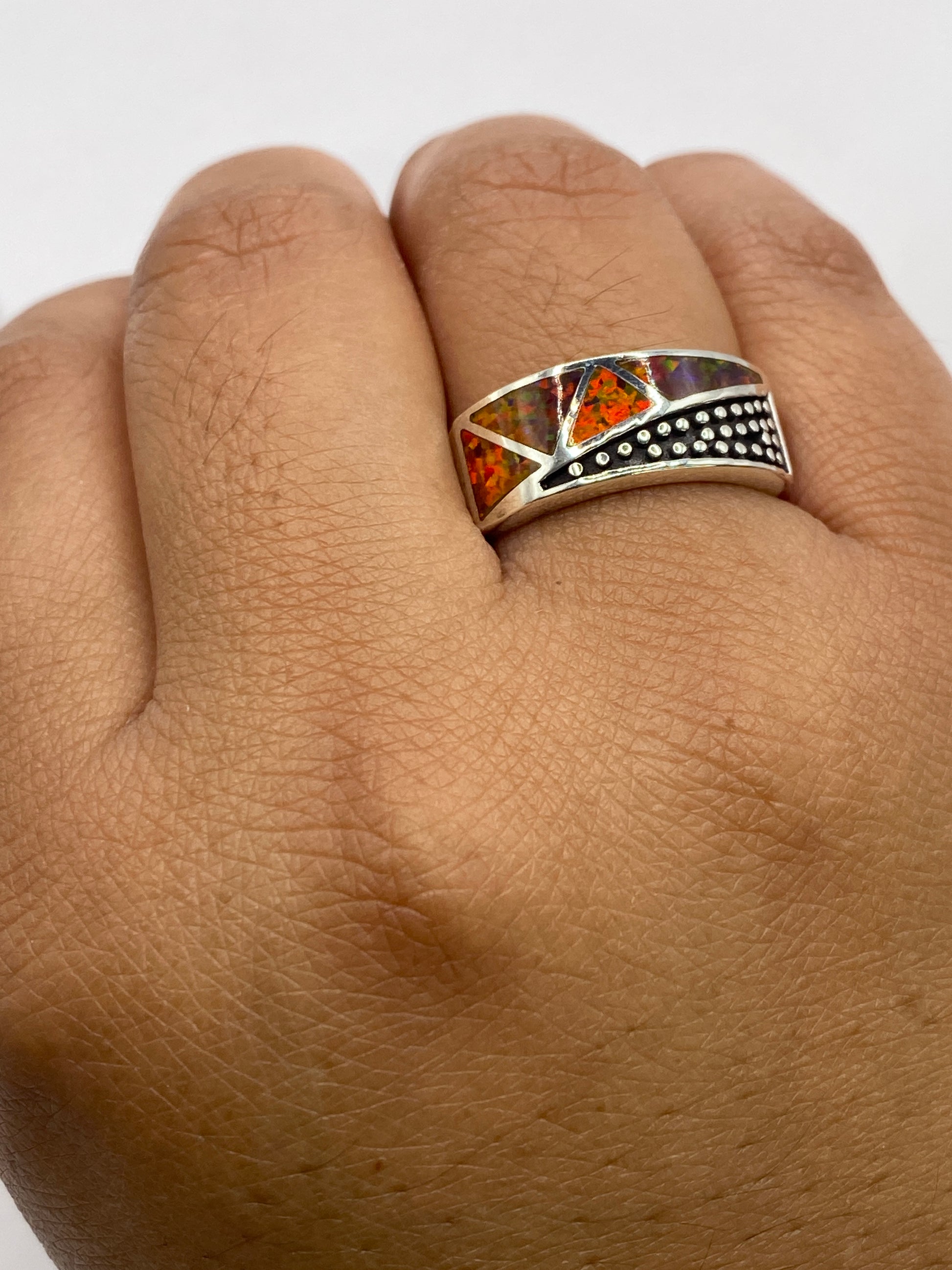 Anillo sobre fondo blanco con vista del sello 950 en la banda interior de plata pura