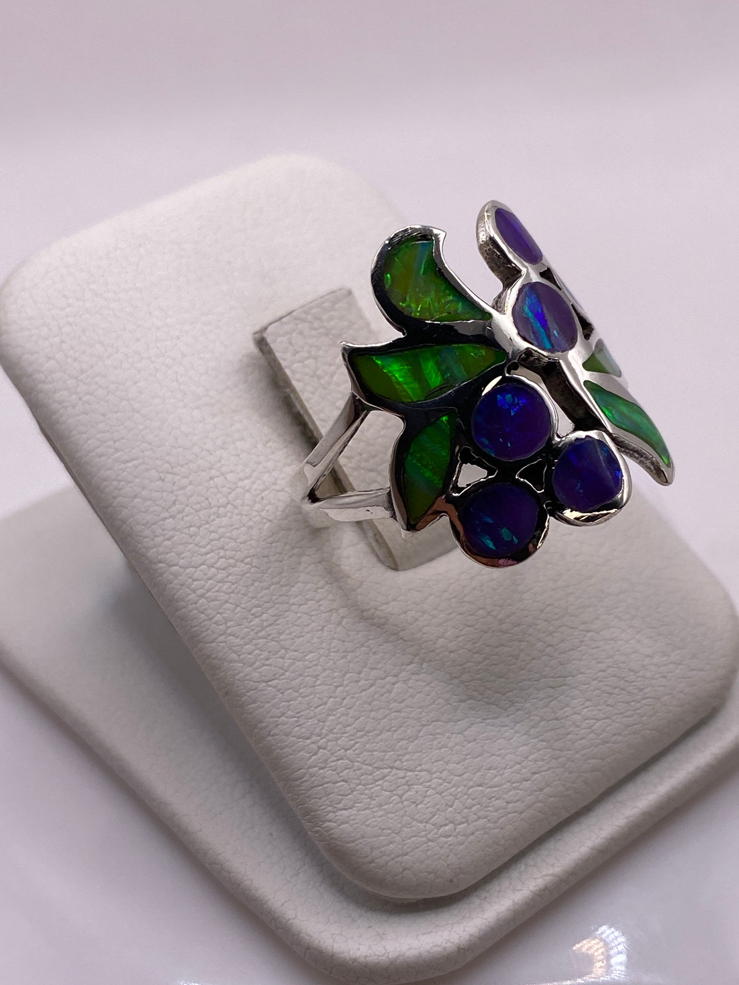 Vista frontal del anillo de ópalo con hojas talladas en plata .925