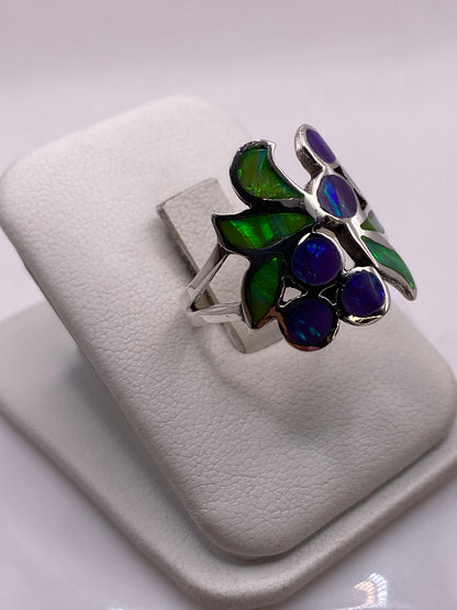 Vista frontal del anillo de ópalo con hojas talladas en plata .925