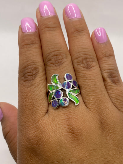 Anillo ópalo sobre fondo blanco con el sello 925 visible en la banda