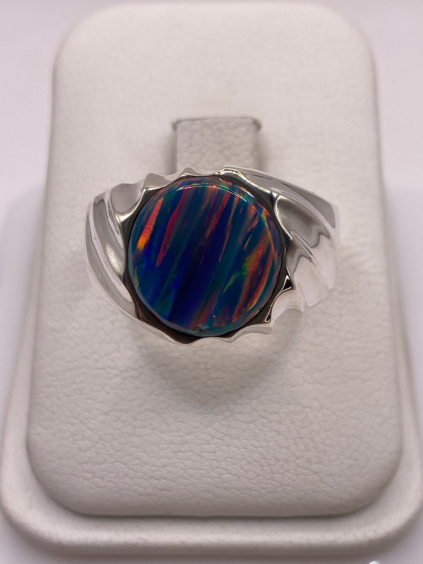 Anillo de plata .950 con ópalo de fuego multicolor en display blanco