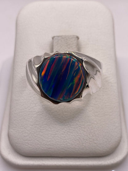 Anillo de plata .950 con ópalo de fuego multicolor en display blanco