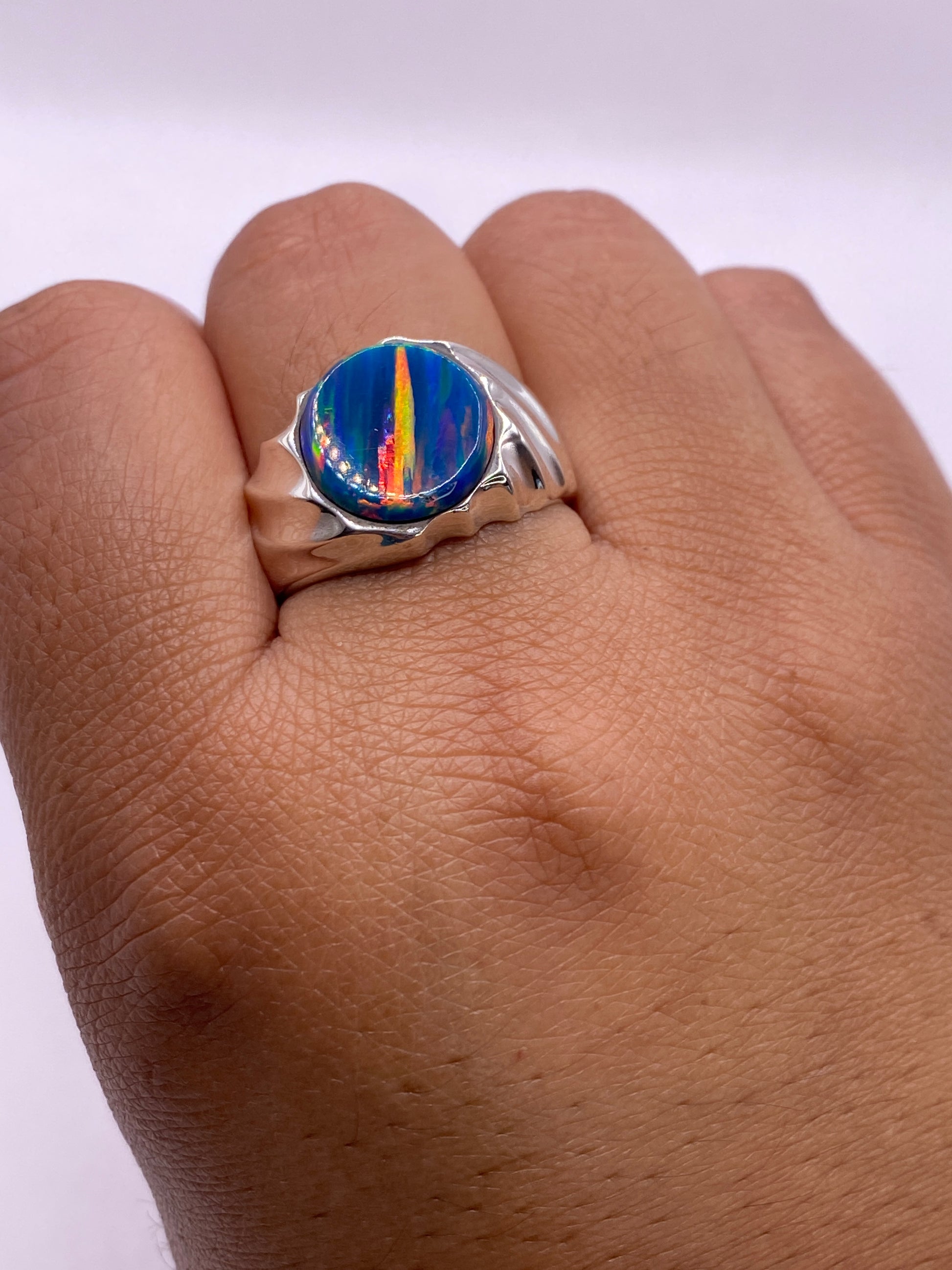 Anillo en la mano mostrando presencia y peso, con sello 950 visible en la banda