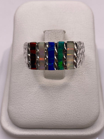 Anillo de plata con ópalo de fuego multicolor en banda ancha martillada, vista frontal