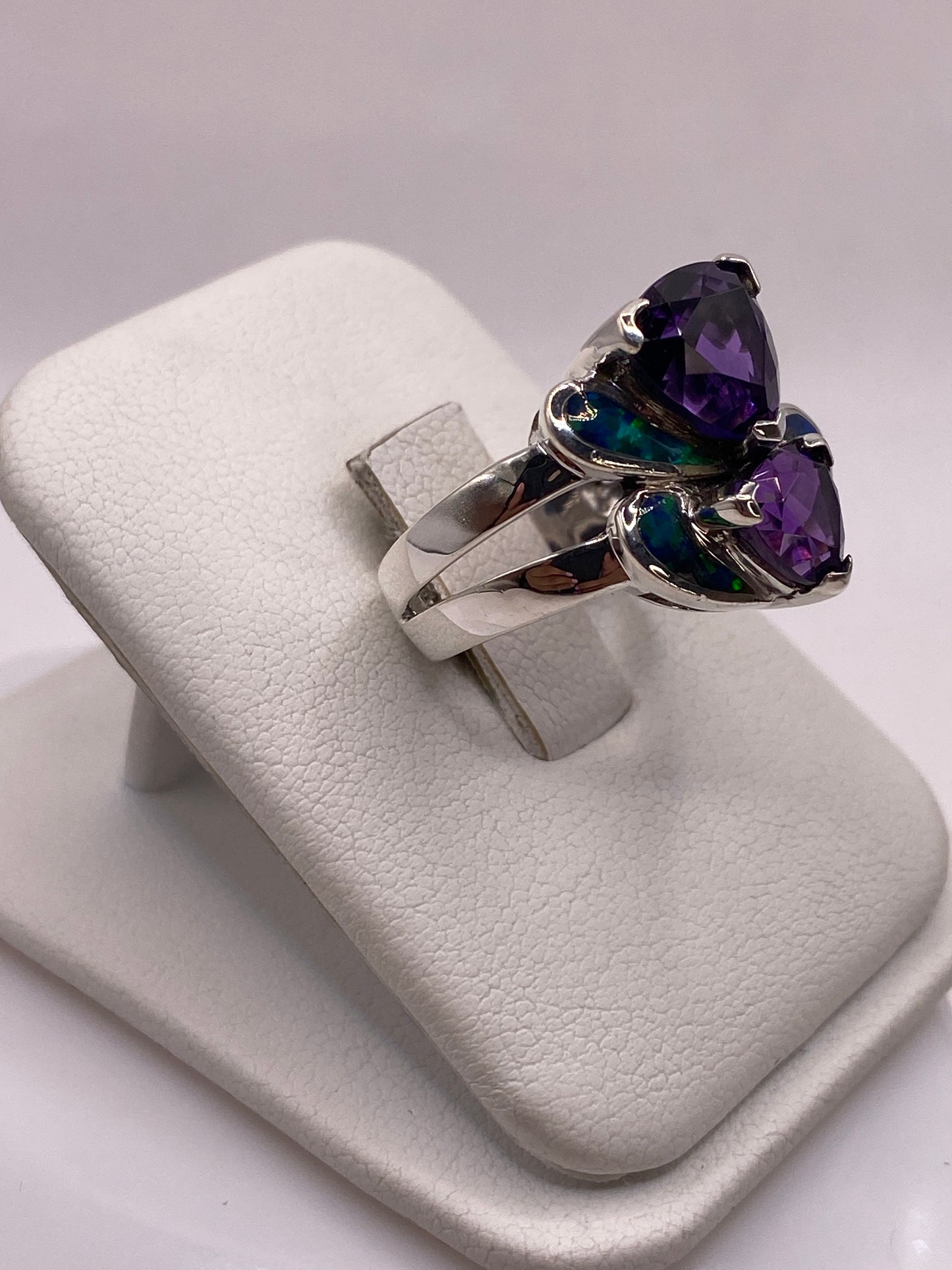 Vista frontal del anillo coctel de plata .925 con ópalo verde fuego en engaste artesanal