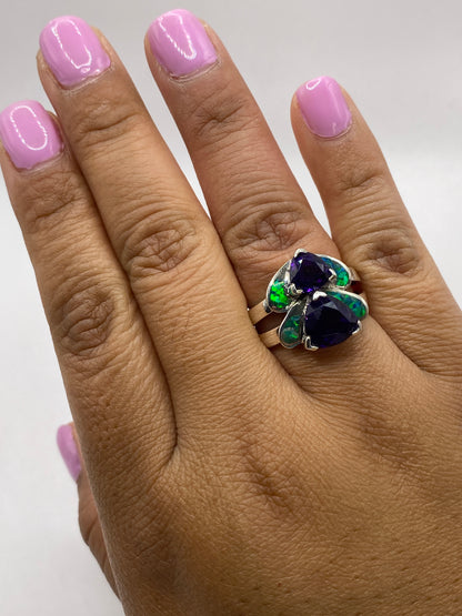 Anillo solitario sobre mesa blanca revelando el sello 925 y el fuego mineral del ópalo