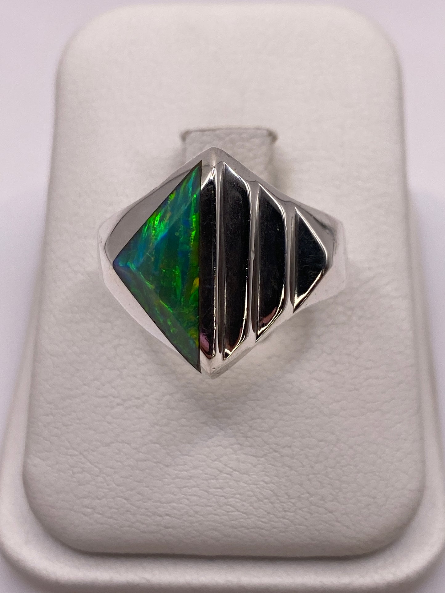 Anillo de plata .950 con ópalo de fuego verde limón en estuche blanco, vista superior