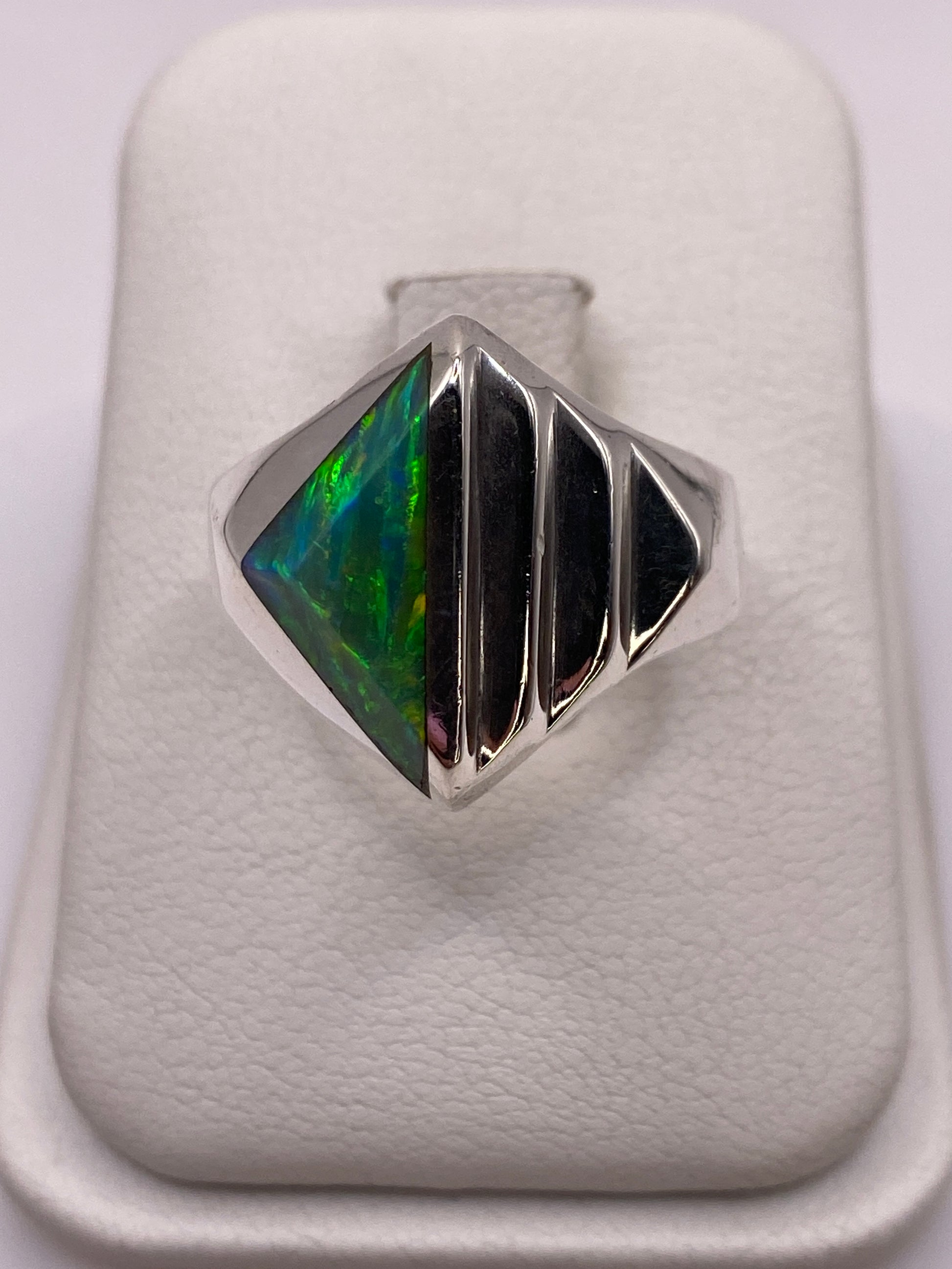 Anillo de plata .950 con ópalo de fuego verde limón en estuche blanco, vista superior