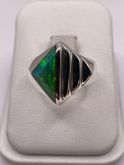 Anillo de plata .950 con ópalo de fuego verde limón en estuche blanco, vista superior