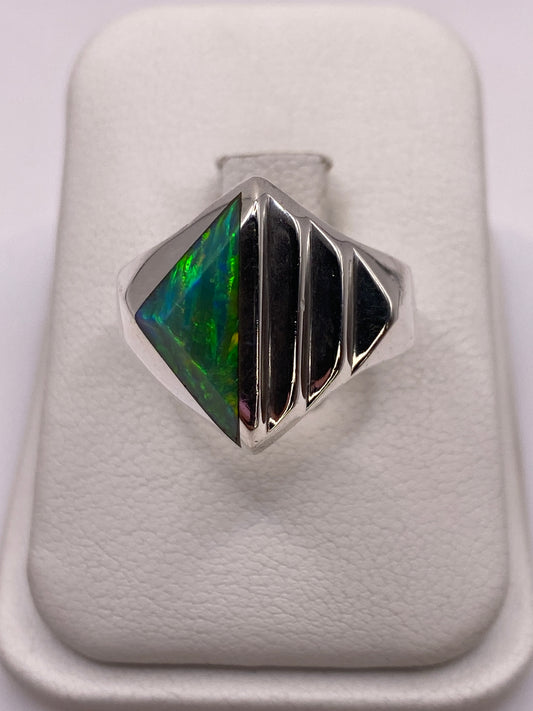 Anillo de plata .950 con ópalo de fuego verde limón en estuche blanco, vista superior