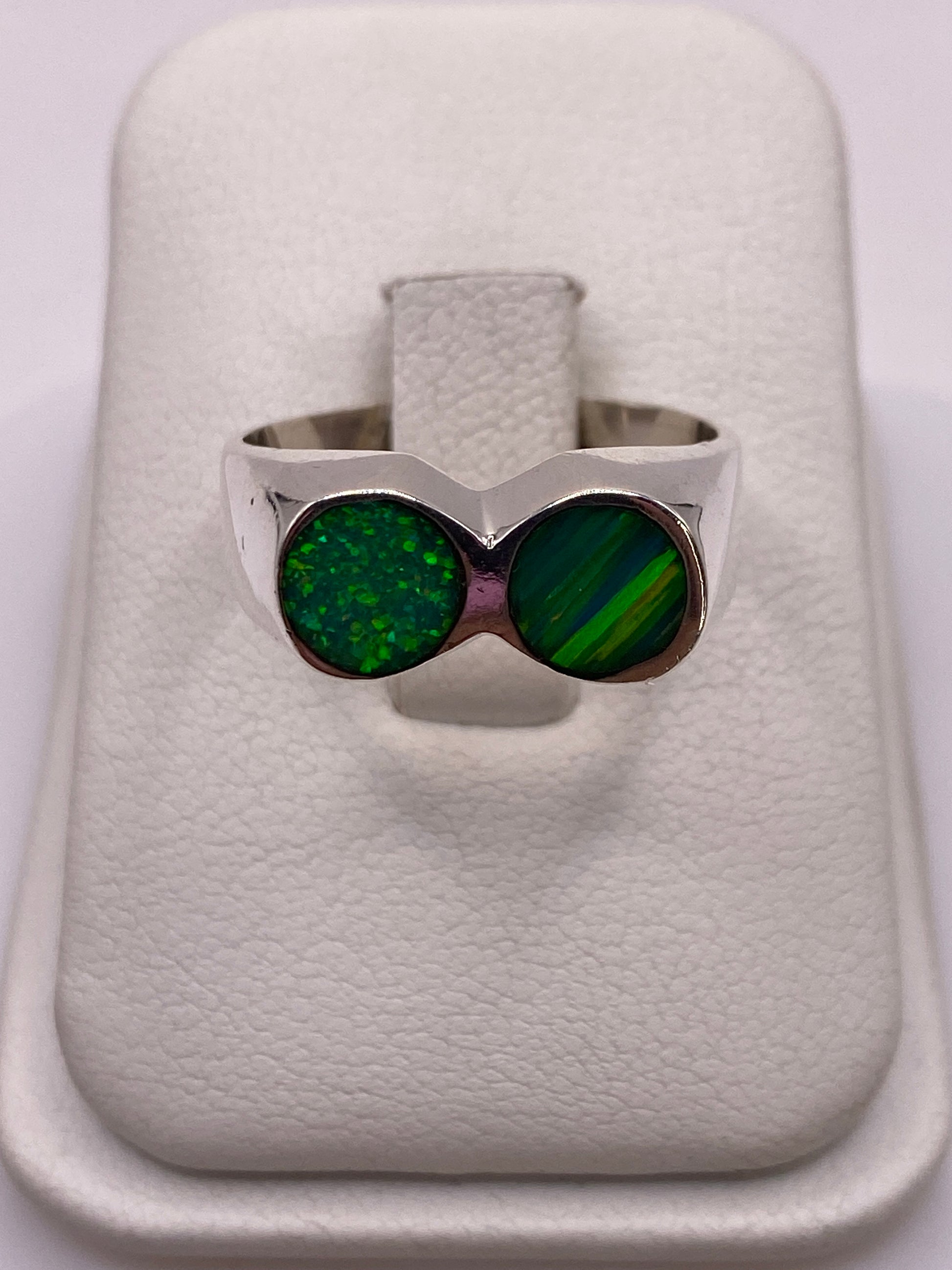 Anillo de plata .950 con ópalo de fuego verde brillante, vista superior