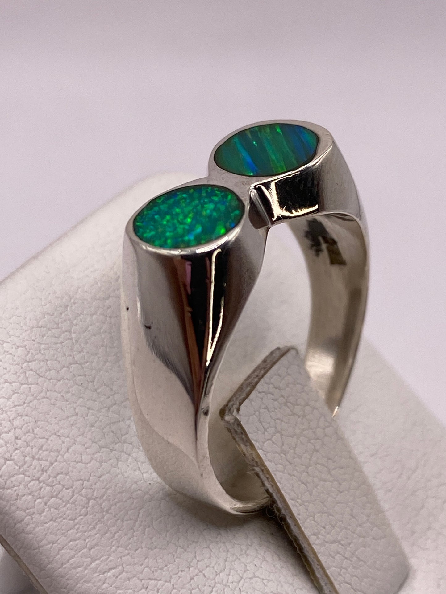 Ópalo de fuego verde con destello azul y amarillo, pulido en anillo de plata