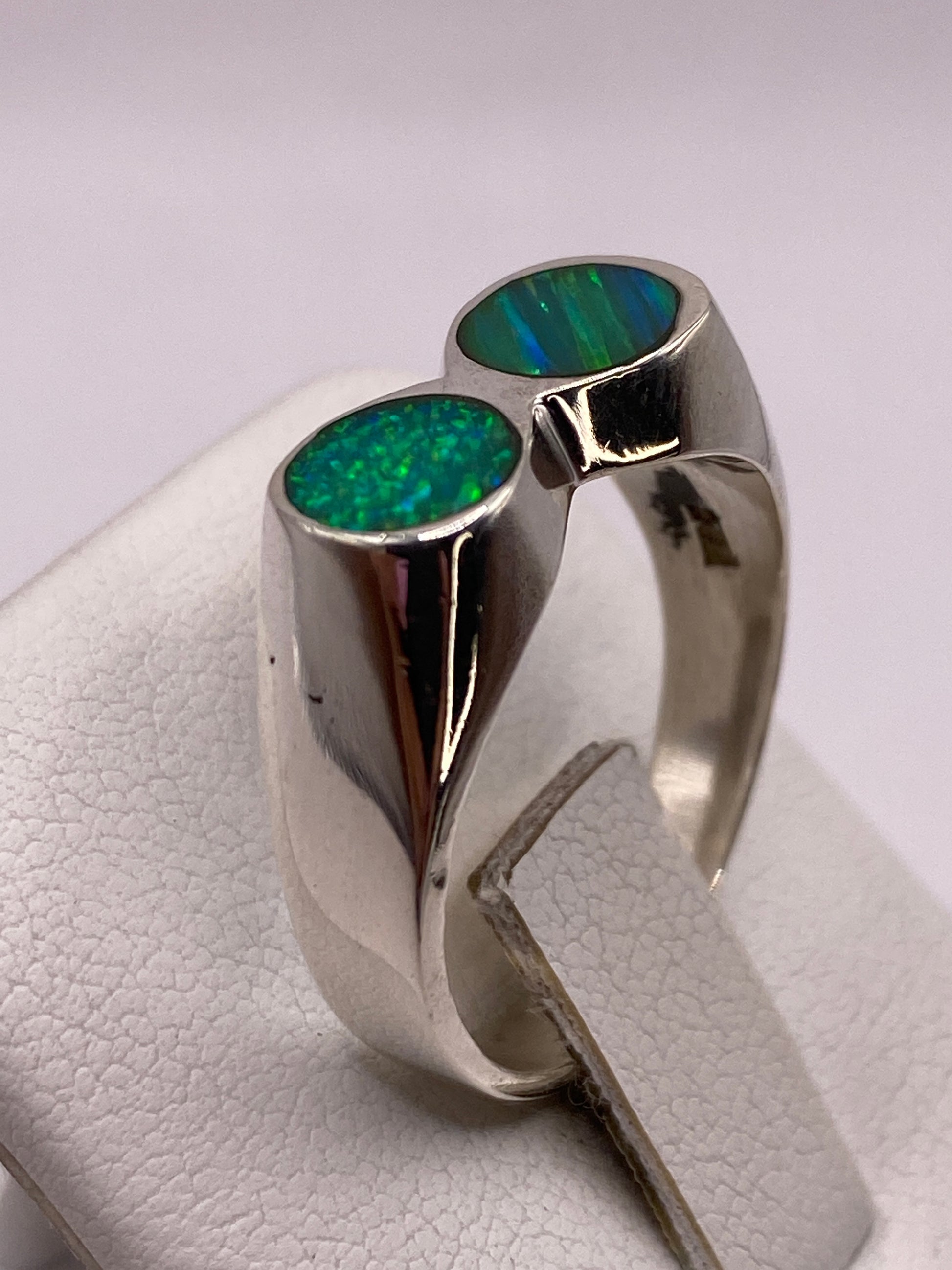 Ópalo de fuego verde con destello azul y amarillo, pulido en anillo de plata
