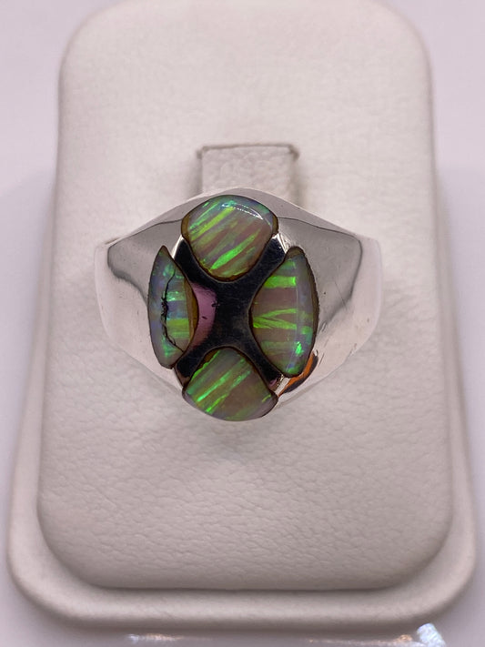 Anillo de plata .925 con ópalo de fuego multicolor en vista superior mostrando el juego de colores