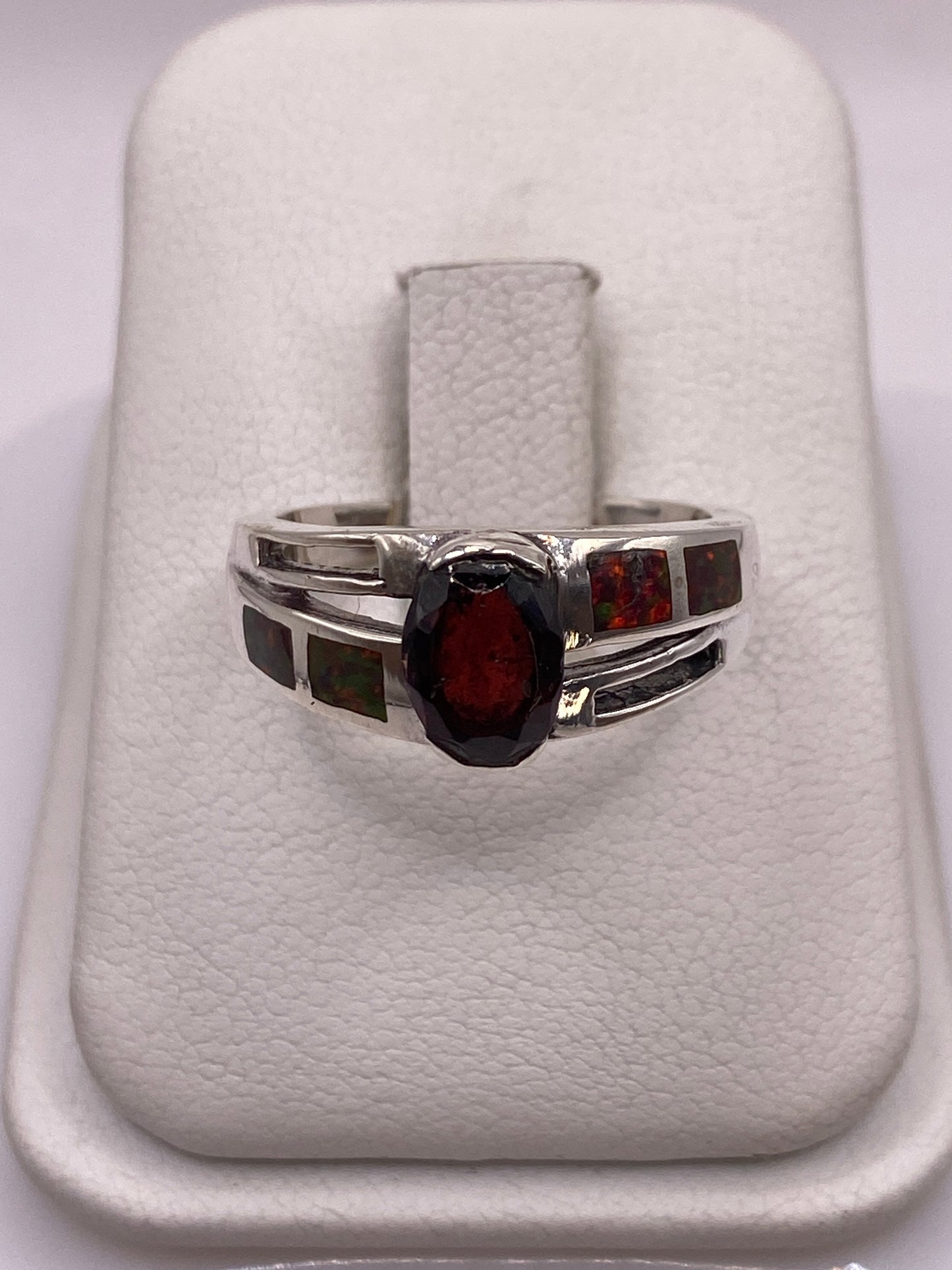 Anillo de plata .950 con ópalo de fuego multicolor en estuche blanco