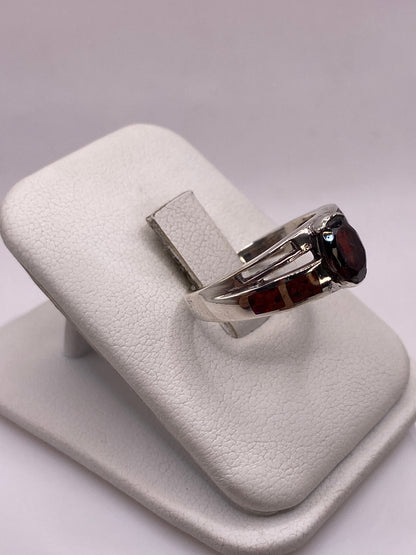 Detalle del ópalo de fuego mostrando tonos rojo, naranja y amarillo en el engaste de plata