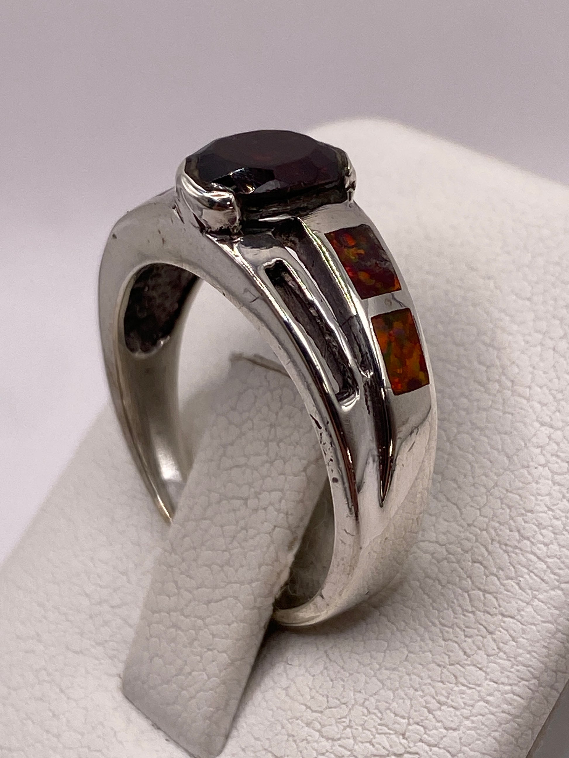 Anillo solitario de plata .950 visto de lado, con ópalo brillante