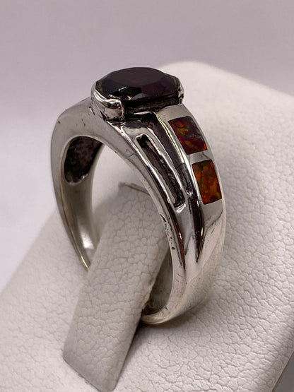 Anillo solitario de plata .950 visto de lado, con ópalo brillante
