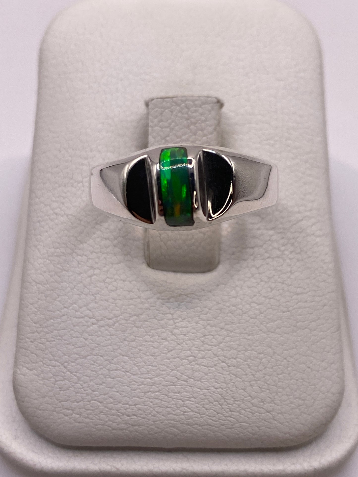Anillo de plata .950 con ópalo de fuego verde limón en bandeja blanca