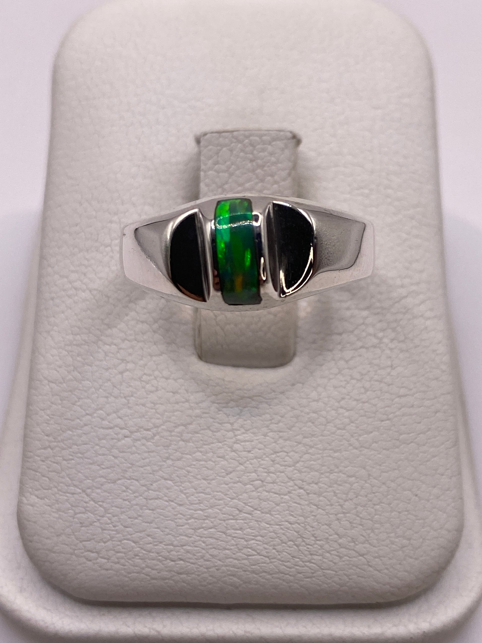Anillo de plata .950 con ópalo de fuego verde limón en bandeja blanca
