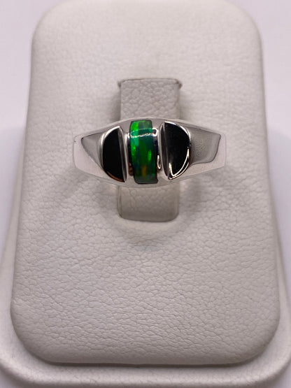 Anillo de plata .950 con ópalo de fuego verde limón en bandeja blanca