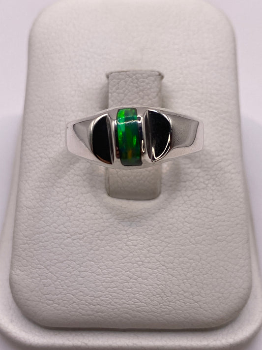 Anillo de plata .950 con ópalo de fuego verde limón en bandeja blanca
