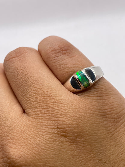 Anillo puesto en la mano mostrando el fuego natural de la piedra con luz natural