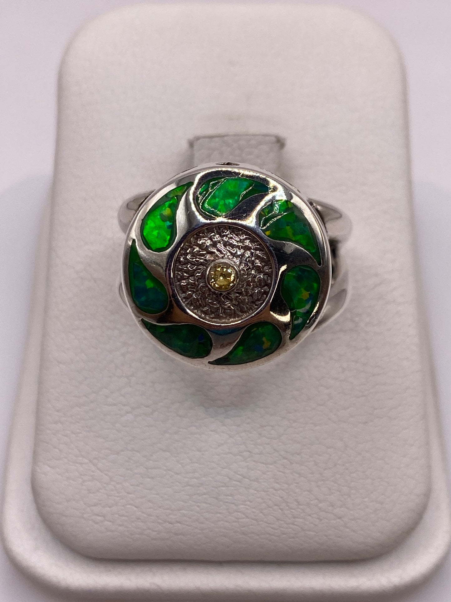 Anillo de plata .950 con ópalo de fuego verde limón engastado a mano, frente circular geométrico