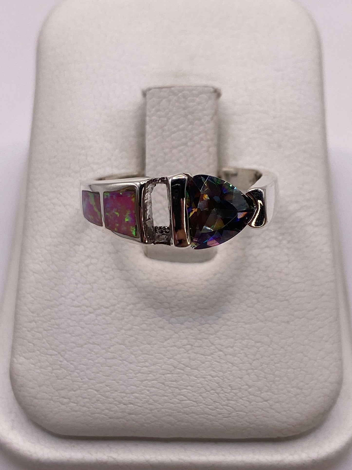 Anillo solitario de plata con ópalo de fuego rosa natural en estuche blanco