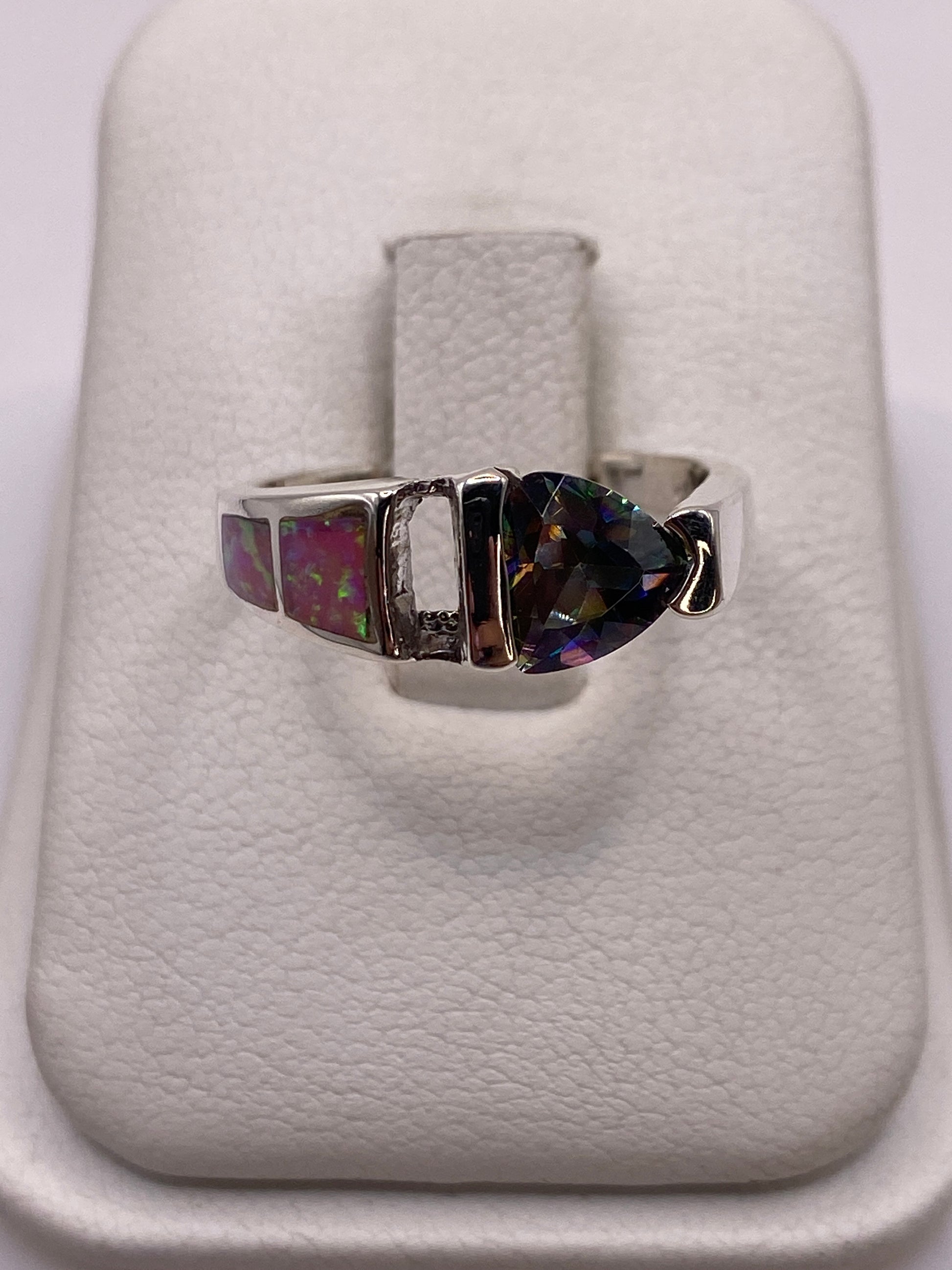 Anillo solitario de plata con ópalo de fuego rosa natural en estuche blanco