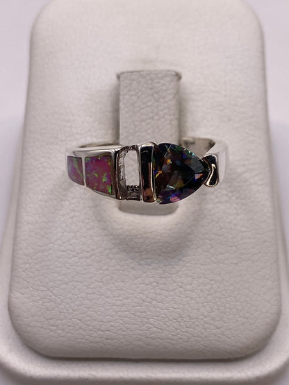 Anillo solitario de plata con ópalo de fuego rosa natural en estuche blanco