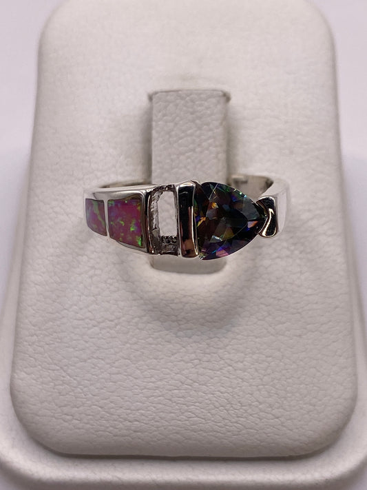 Anillo solitario de plata con ópalo de fuego rosa natural en estuche blanco