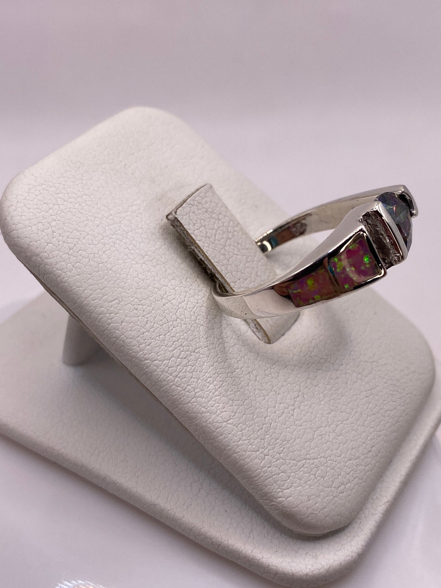 Detalle del engaste artesanal del ópalo rosa en plata .950 pura