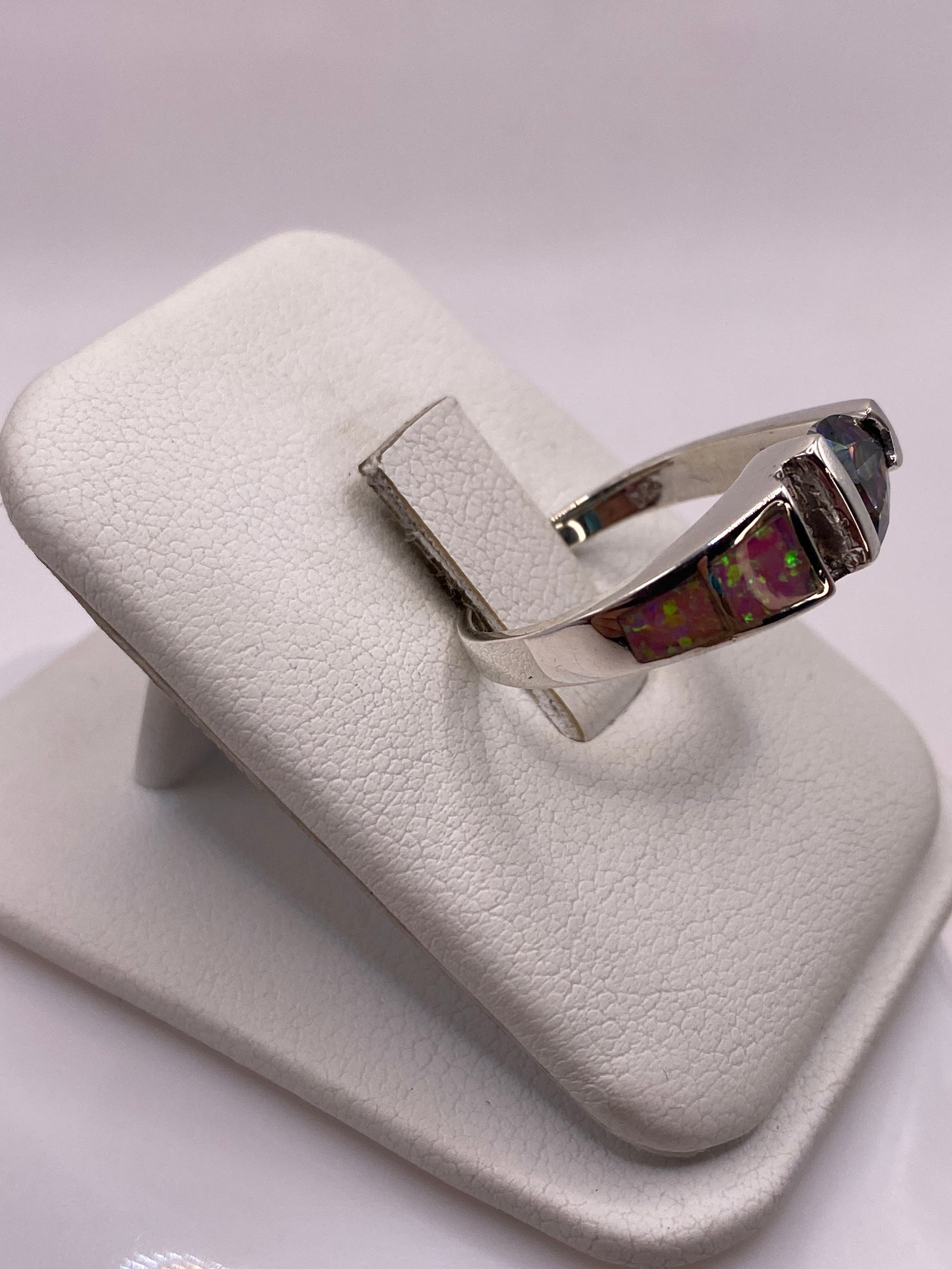 Detalle del engaste artesanal del ópalo rosa en plata .950 pura