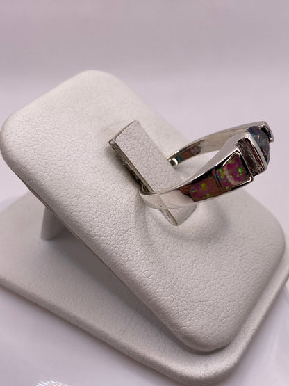 Detalle del engaste artesanal del ópalo rosa en plata .950 pura