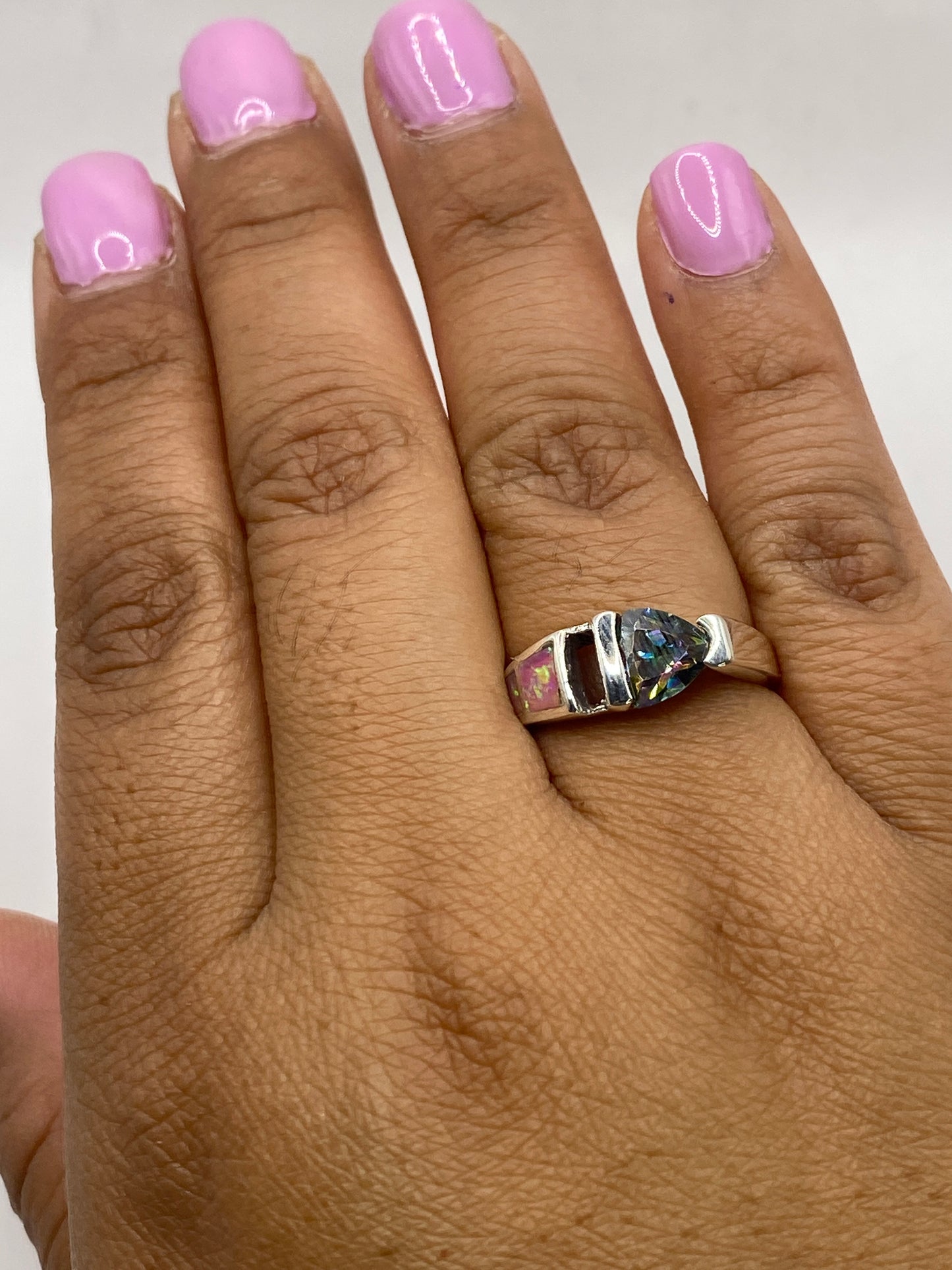 Sello 950 del anillo y peso de 3.9 gramos en balanza de joyería