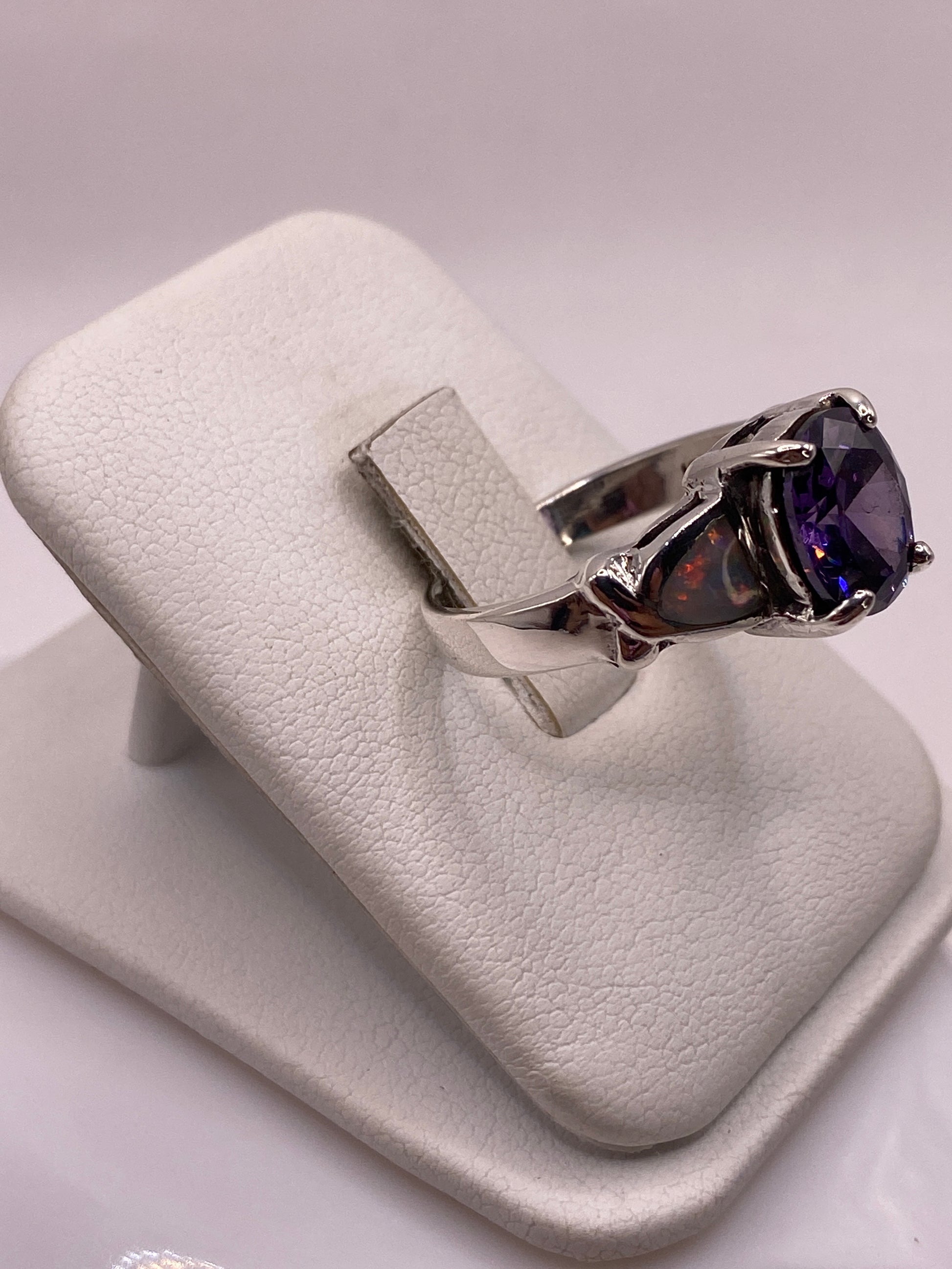 Vista lateral del anillo solitario en plata .925 con engaste elevado