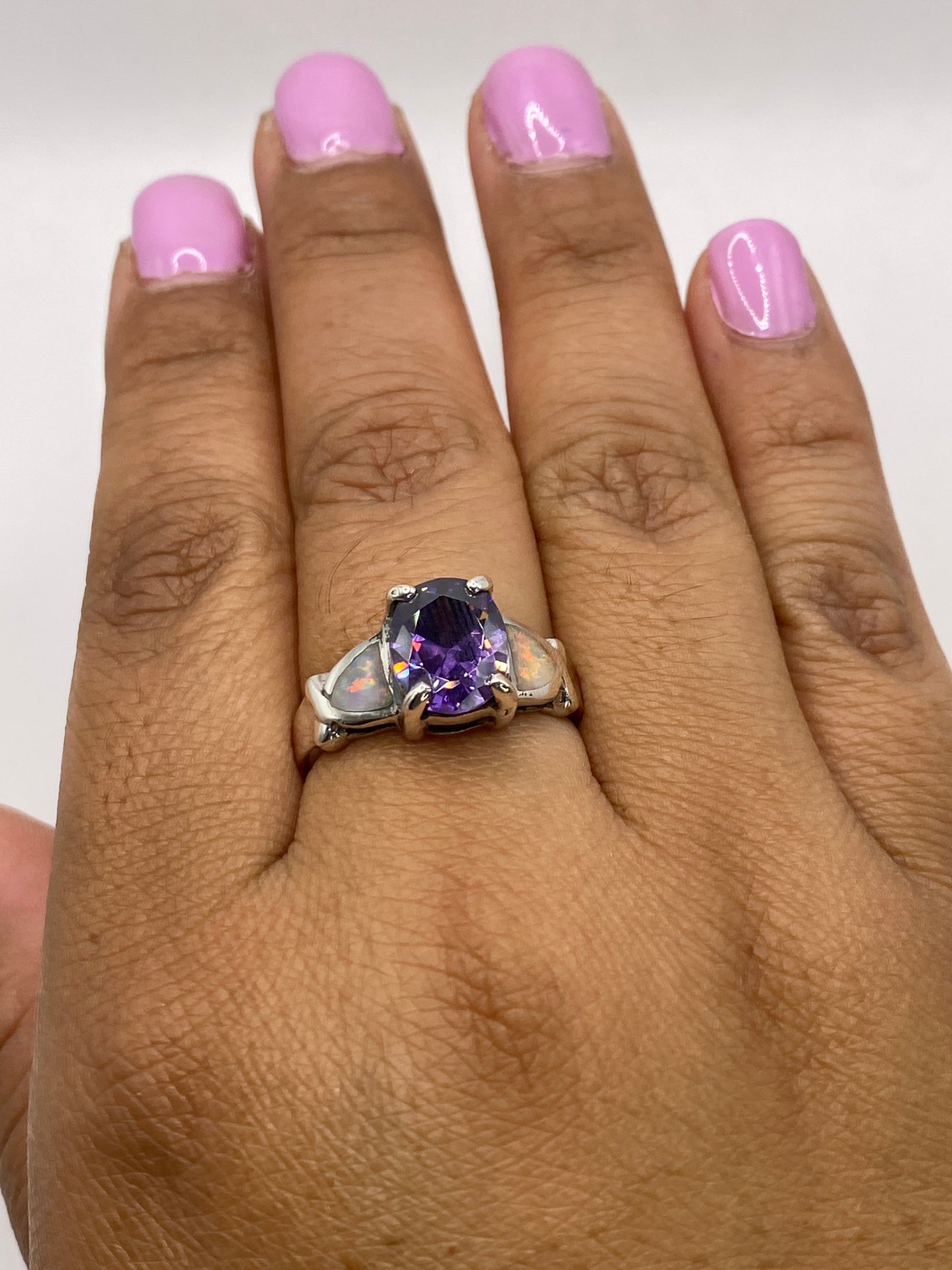 Anillo en la mano mostrando la banda ancha de plata pulida y el sello 925
