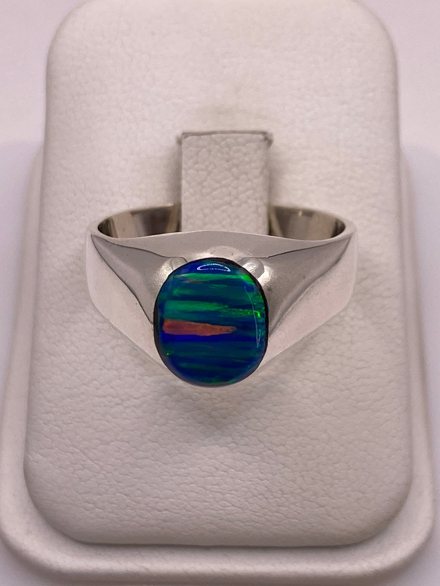 Anillo solitario de plata con ópalo de fuego azul en banda ancha