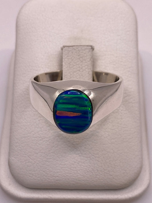 Anillo solitario de plata con ópalo de fuego azul en banda ancha