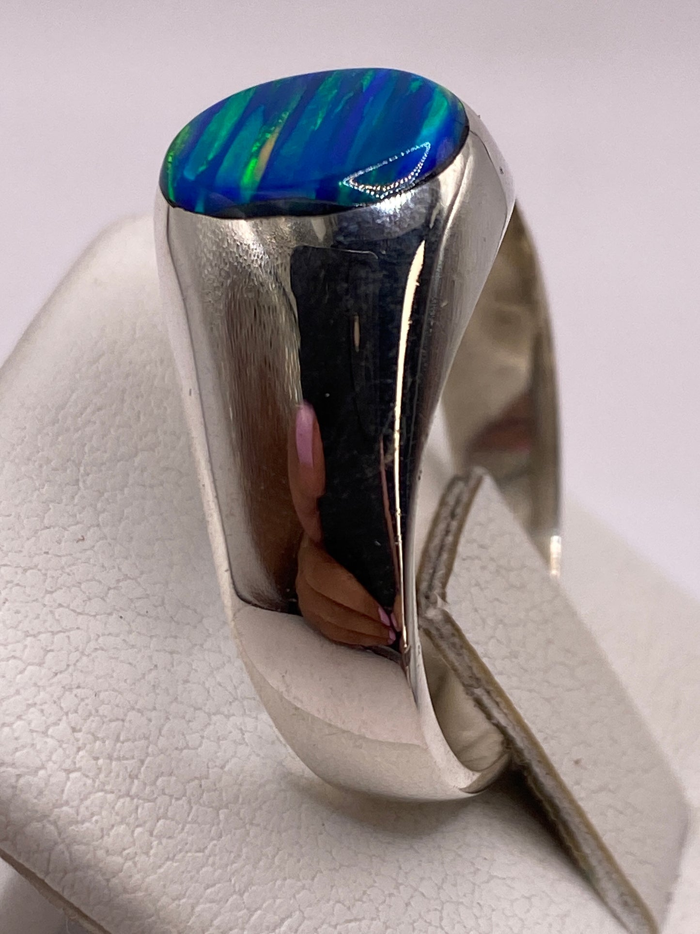 Detalle del juego de color azul y verde del ópalo en la piedra
