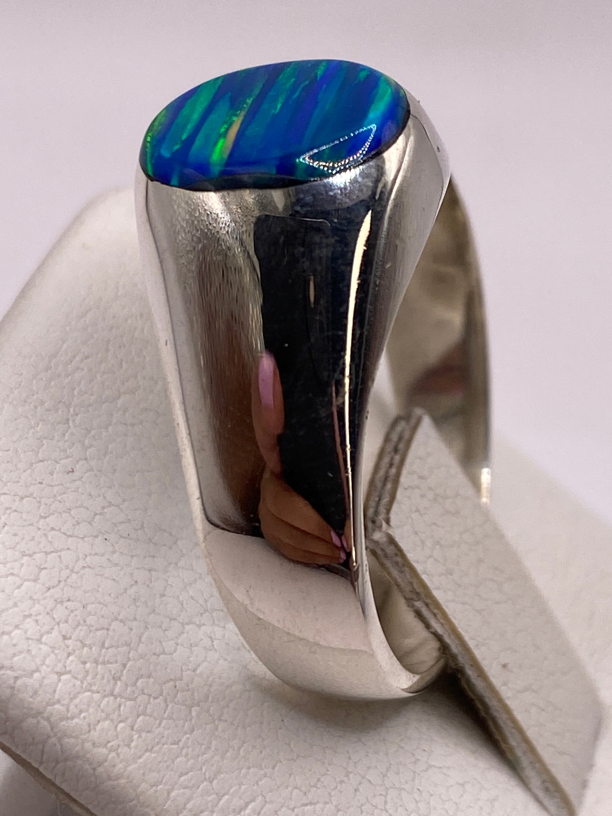 Detalle del juego de color azul y verde del ópalo en la piedra