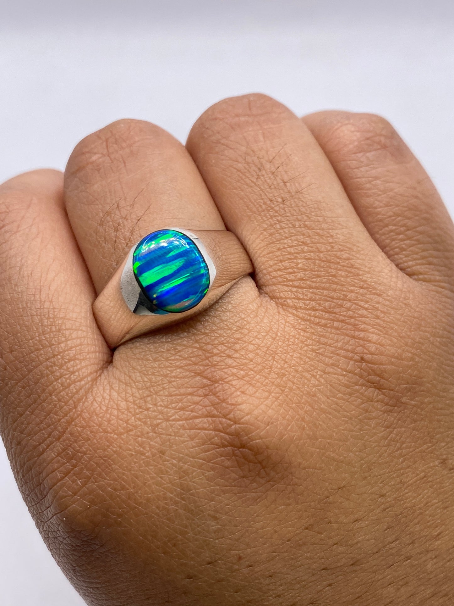 Anillo en la mano con sello .925 MEXICO visible en la banda