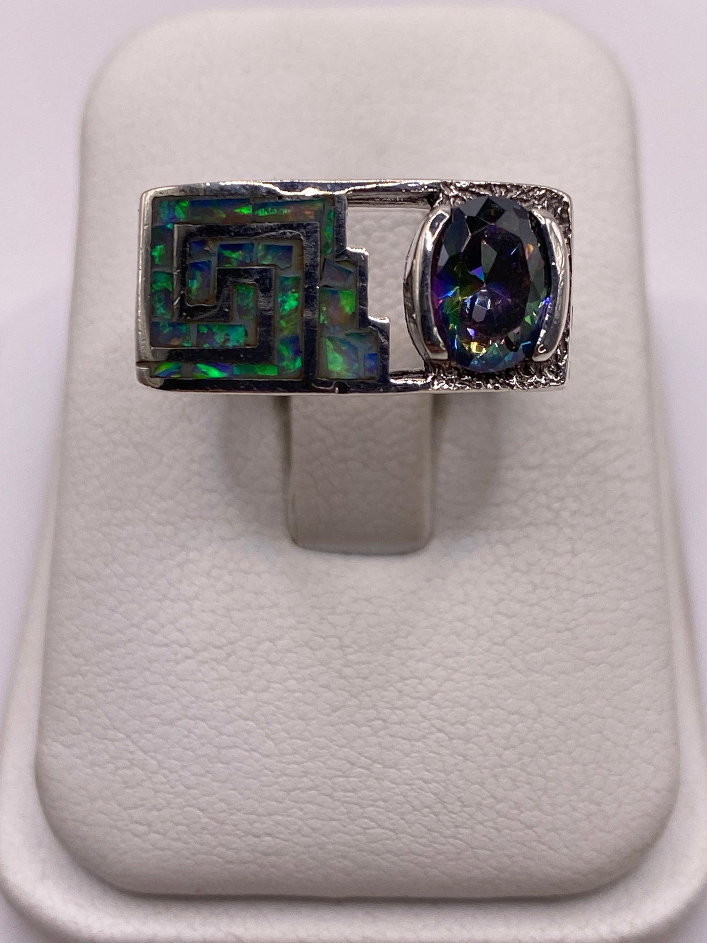 Anillo de plata con ópalo de fuego multicolor y diseño prehispánico geométrico en vista frontal