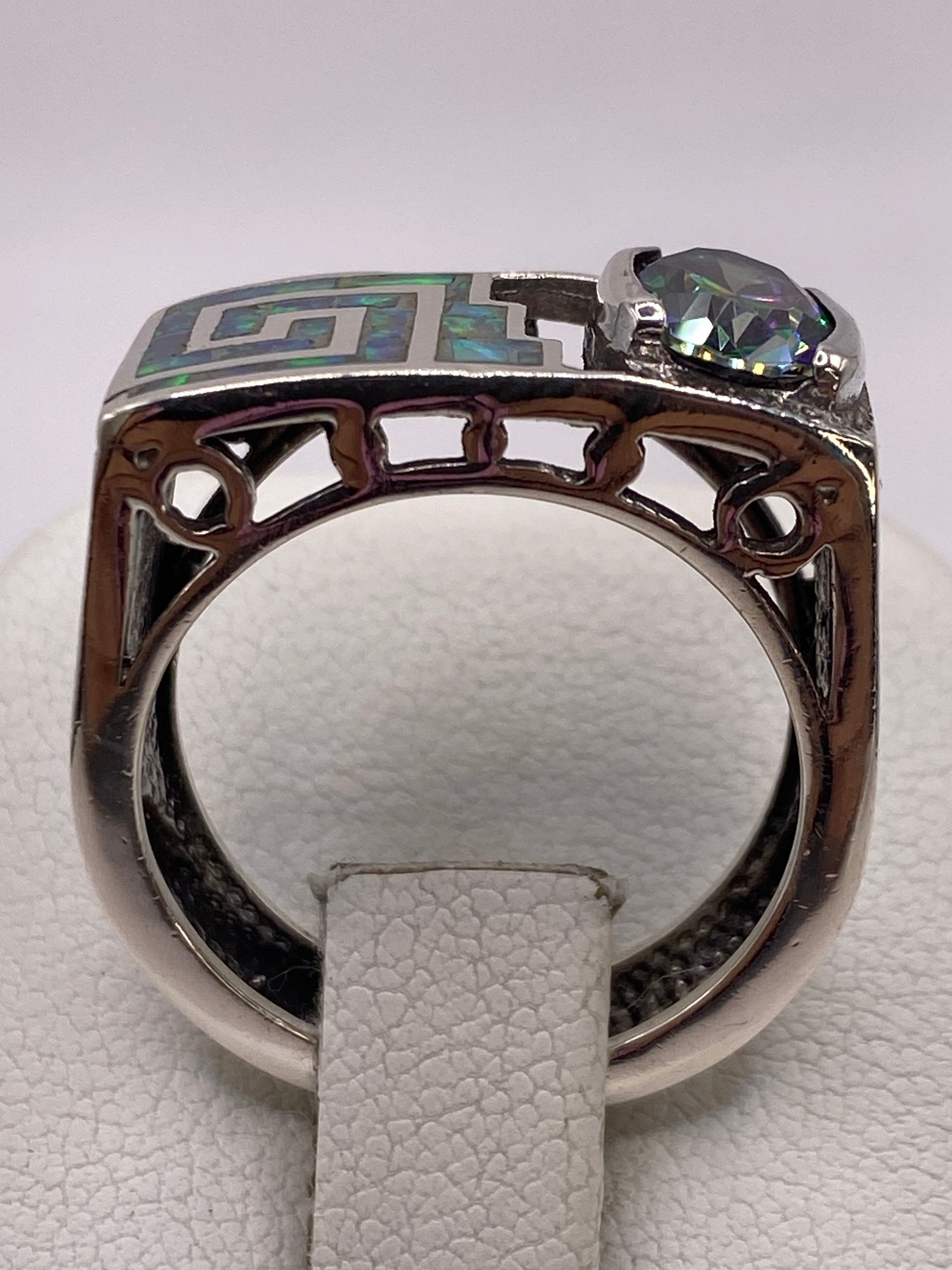 Lateral del anillo prehispánico mostrando la banda de 8 mm con líneas geométricas precisas